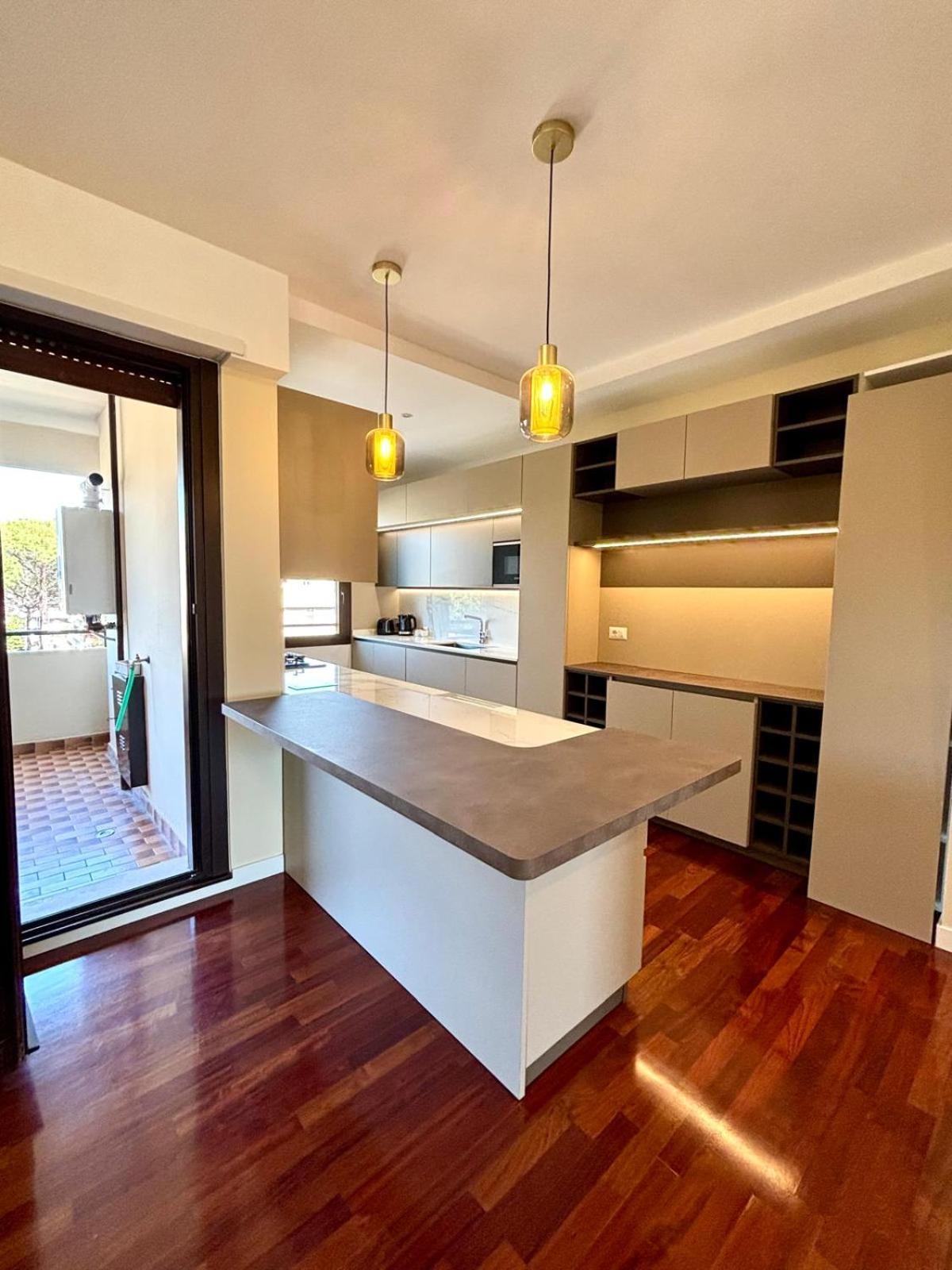 Stylish Spacious 3-bedroom Apartment, Open-space Kitchen, 3 Balconies! Roma
