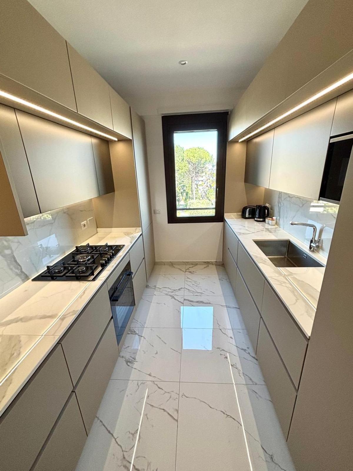 Stylish Spacious 3-bedroom Apartment, Open-space Kitchen, 3 Balconies! * Roma