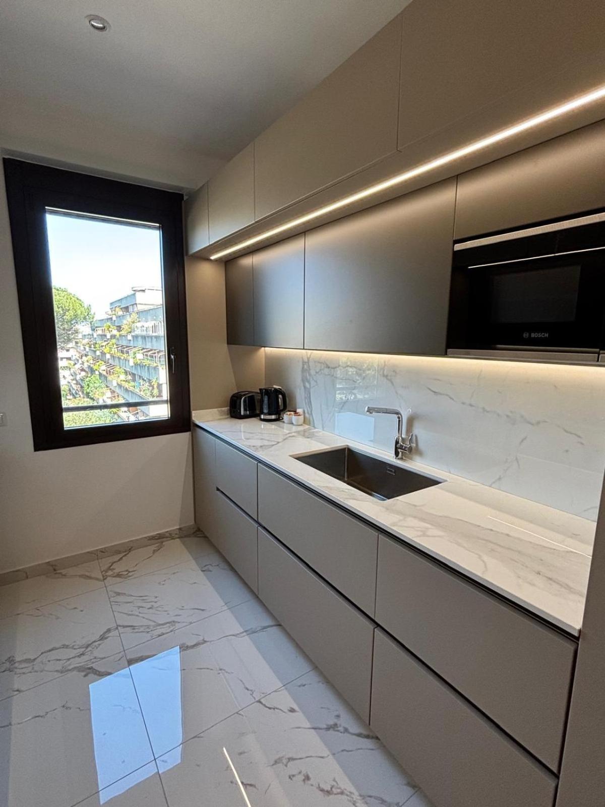 Apartment Stylish Spacious 3-bedroom Apartment, Open-space Kitchen, 3 Balconies! Rome