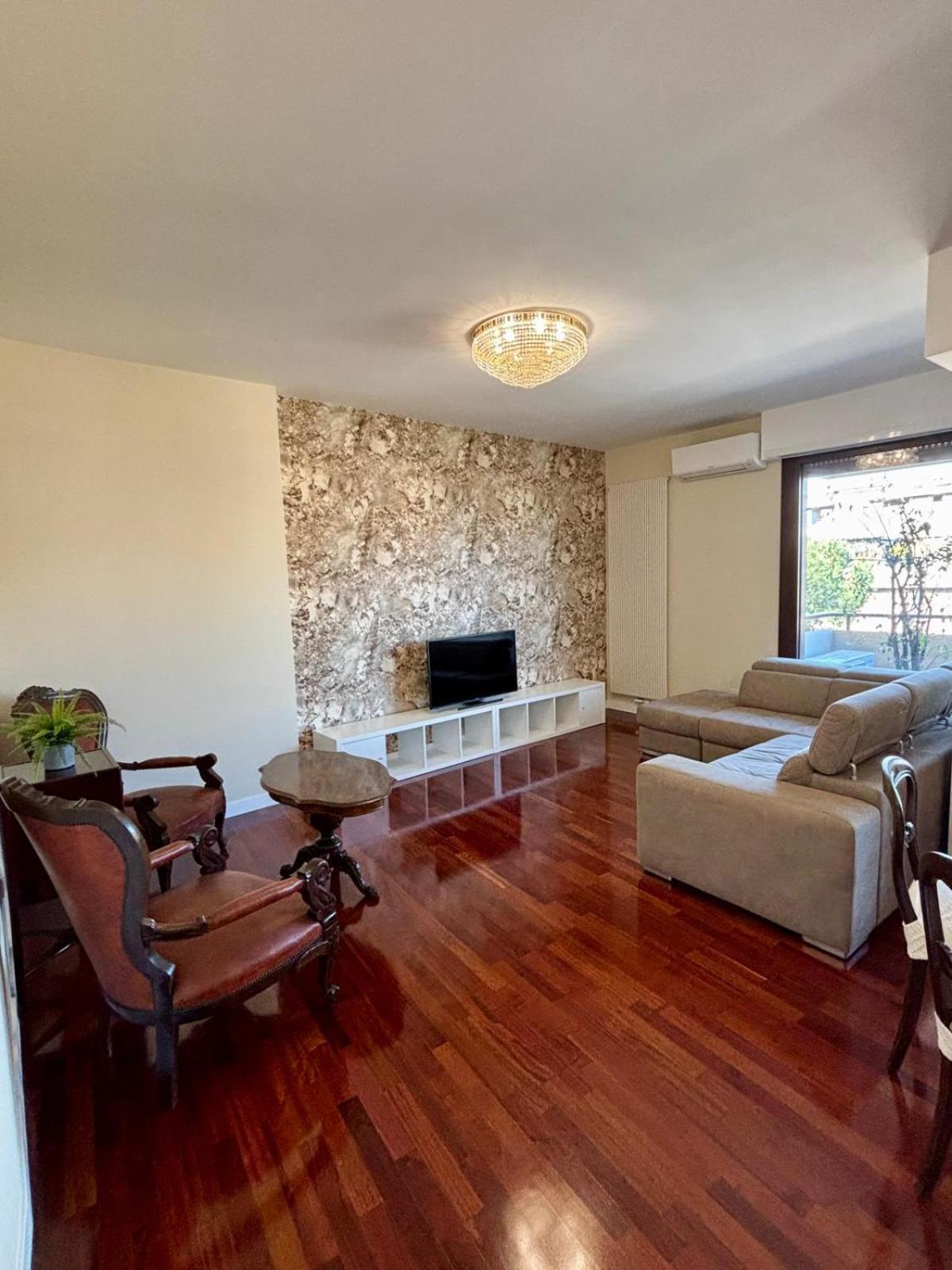 Stylish Spacious 3-bedroom Apartment, Open-space Kitchen, 3 Balconies! Apartamento Roma